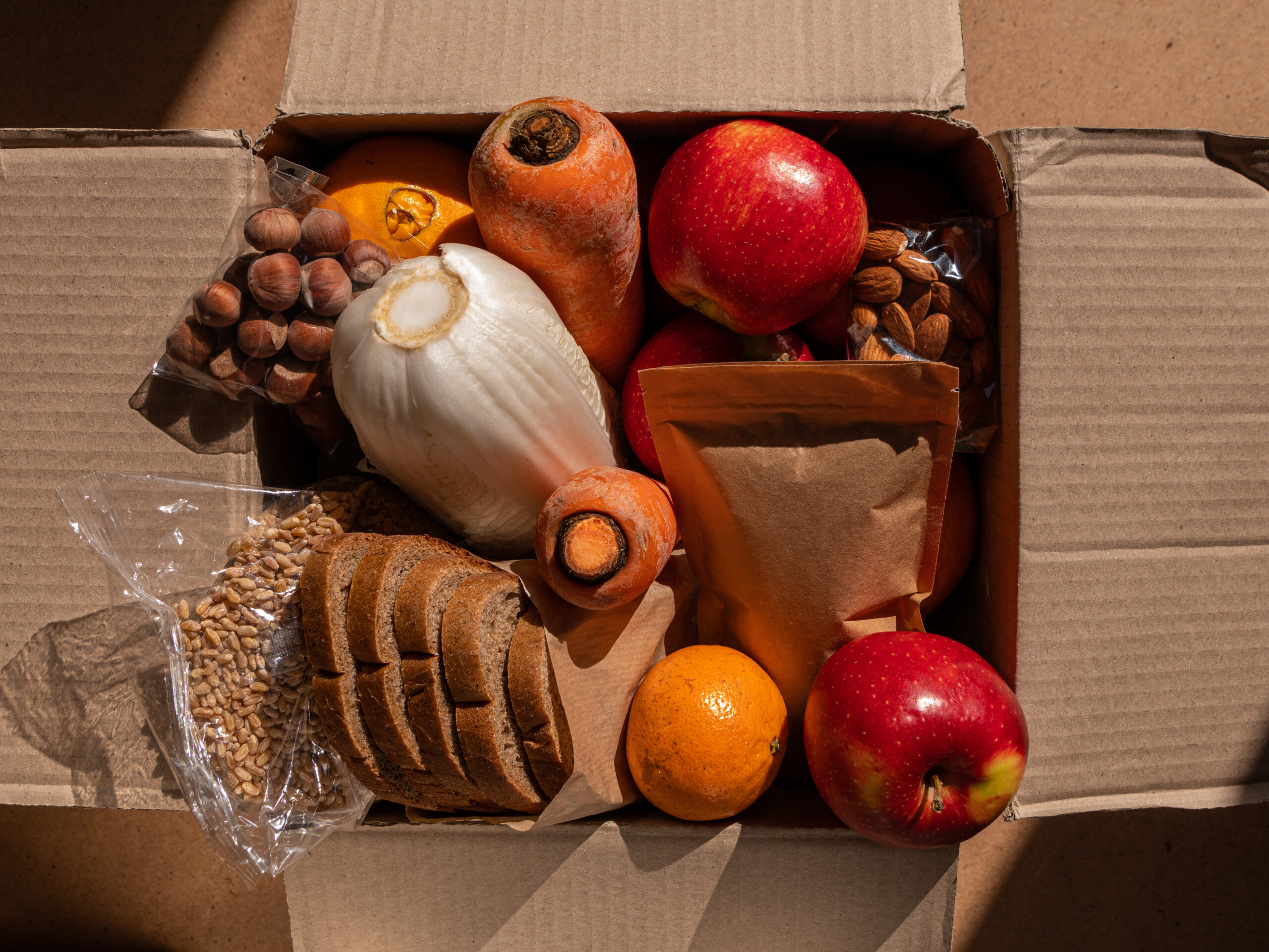 pudełko kartonowe z warzywami